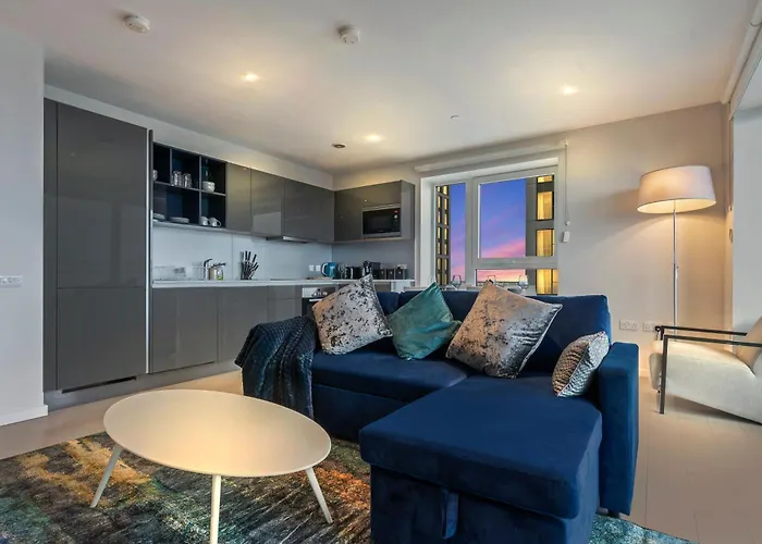 Elegant 2 Bed Apartment Within Many Attractions